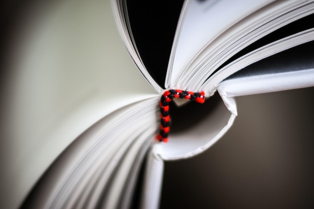 Foto un bel primo piano di un libro in copertina rosso scuro