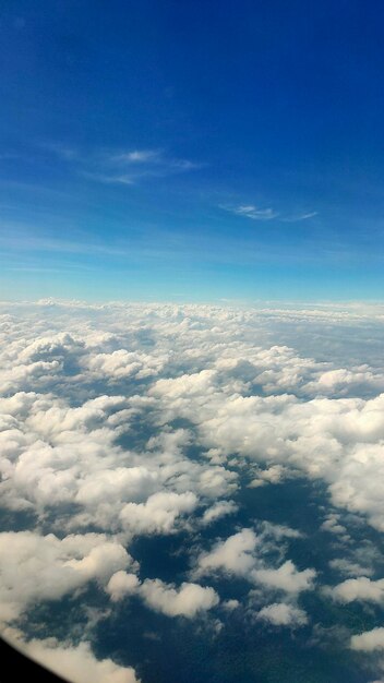 青空の下の美しい雲