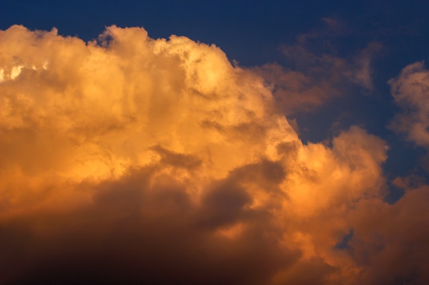 日没時の美しい雲