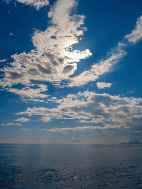 Belle nuvole e splendida vista sul mare