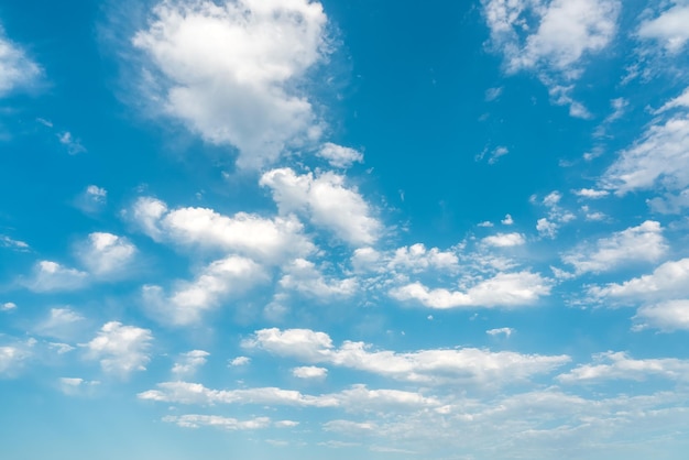 青い空に美しい雲