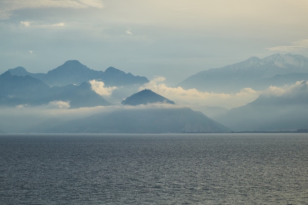 美しい雲と高山