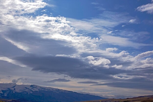 アイスランドの丘陵地帯の美しい雲