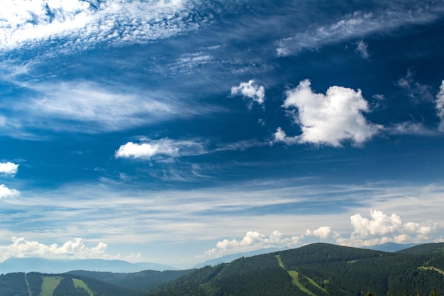 山の上の美しい雲夏の風景ウクライナのカルパティア山脈