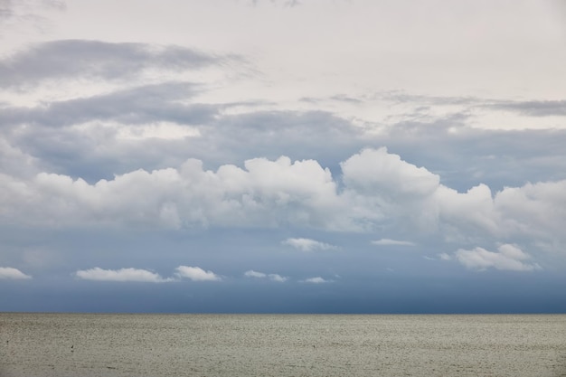 写真 背景または背景としての悲惨な天候の海の美しい雲