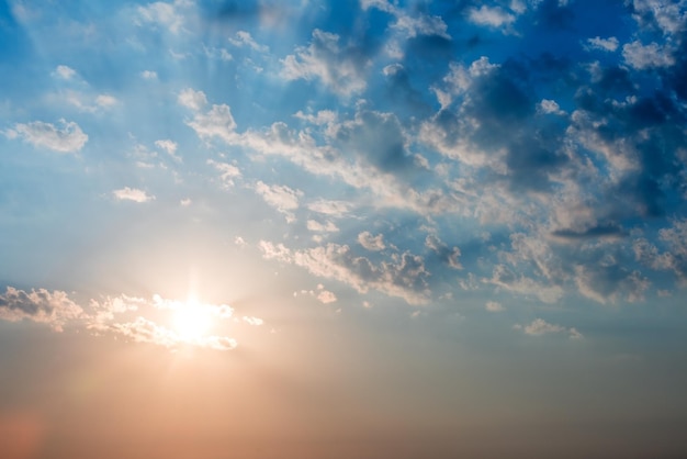 空と光線のある太陽の美しい雲