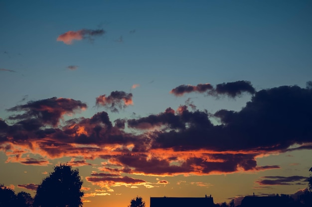 空と光線のある太陽の美しい雲