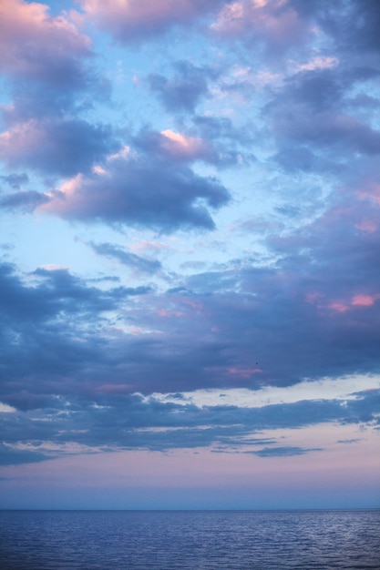 夕暮れ時の空に浮かぶ美しい雲