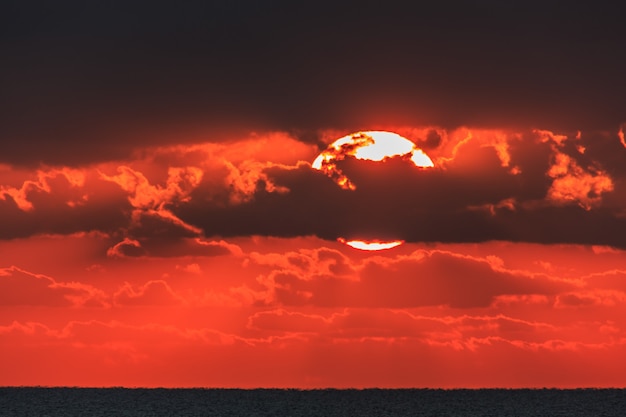 海の日の出の美しい雲