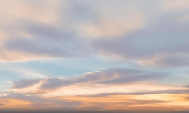 空に美しい雲の夕日