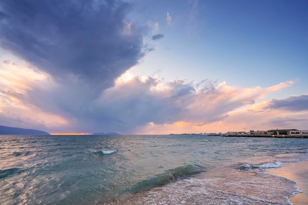 海に沈む夕日と美しい雲