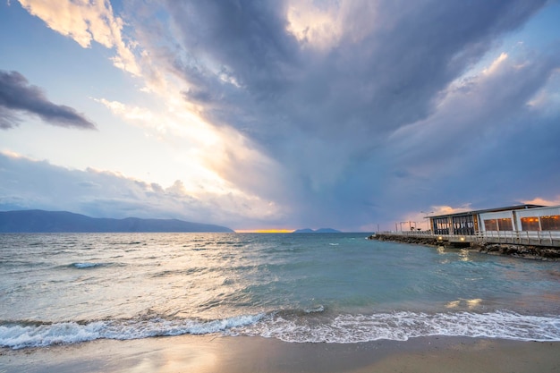 海に沈む夕日と美しい雲