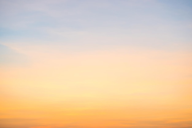 青い空と夕焼けのふわふわの雲と美しい雲景