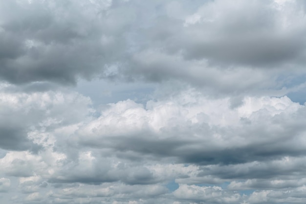 Bel cielo nuvoloso le nuvole si stanno addensando il cielo prima della pioggia