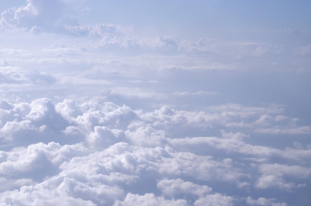 Красивое облачное небо с высоты птичьего полета. Вид на самолет над облаками. Текстура неба и облаков.
