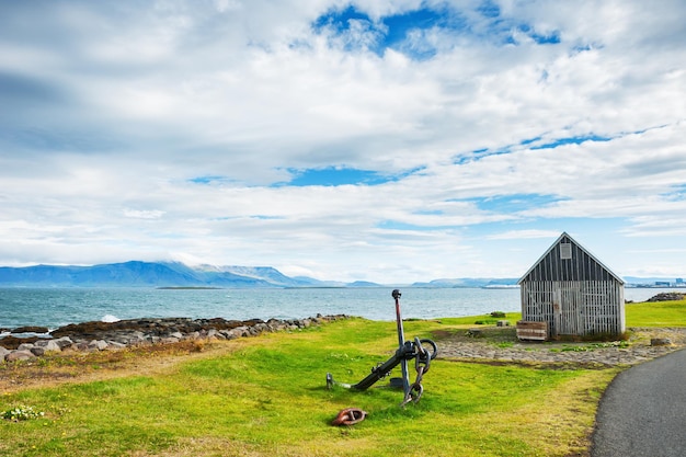 Bellissima costa dell'oceano atlantico a reykjavik, islanda