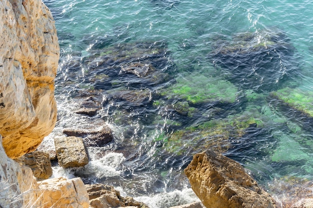 岩のあるスペインの美しい海岸