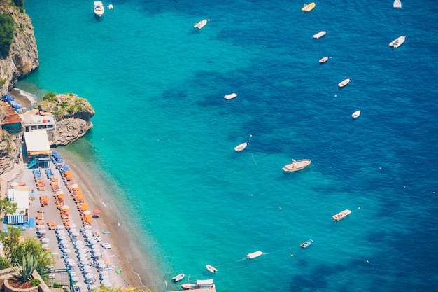 イタリアの美しい海岸沿いの町-アマルフィ海岸の風光明媚なポジターノ