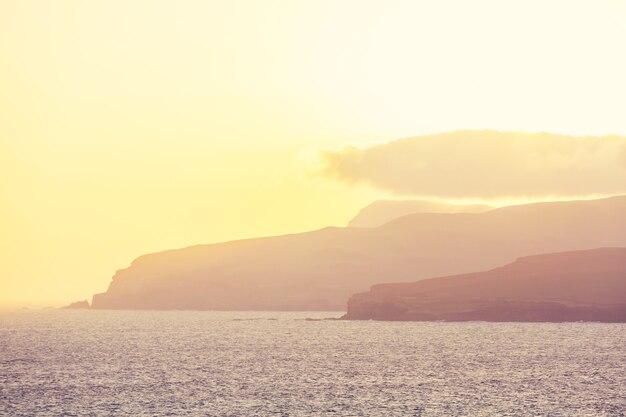 Bellissimi paesaggi della costa nella riserva nazionale di paracas, regione di ica, costa del pacifico del perù.