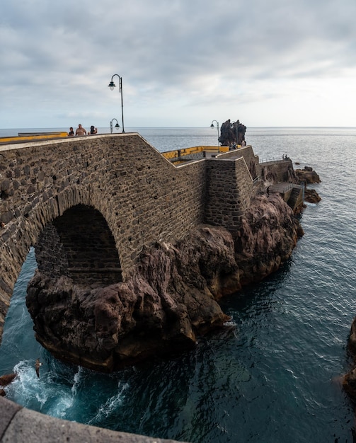 여름에는 Ponta do Sol의 아름다운 해안선과 Cais da Madeira Portugal이라고 불리는 바다 산책