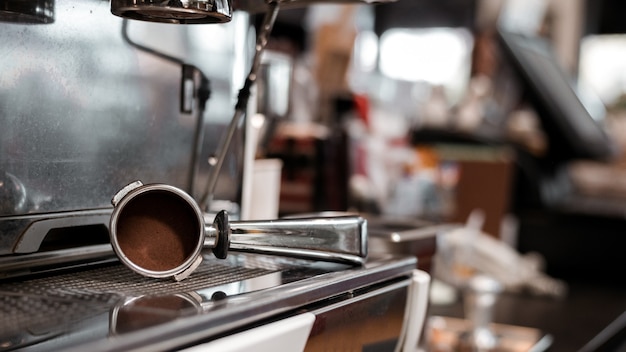 커피 머신에 아름다운 커피 탬퍼