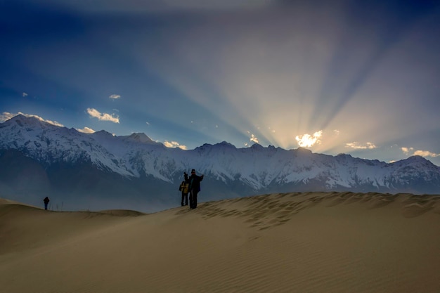 パキスタンのスカルドゥの雪山にあるカトパナの美しい冷たい砂漠