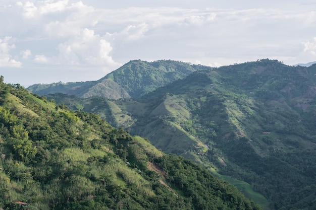 Красивые колумбийские горные пейзажи, расположенные в сельской местности муниципалитета Квинчия