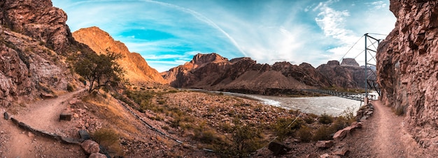 Il bellissimo fiume colorado lungo il percorso bright angel trailhead nel grand canyon. arizona