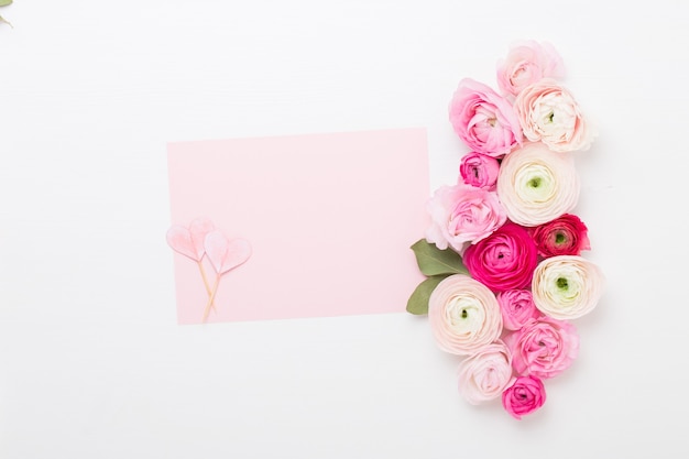 Красивые цветные цветки лютика на белом фоне. Пустая бумажная поздравительная открытка