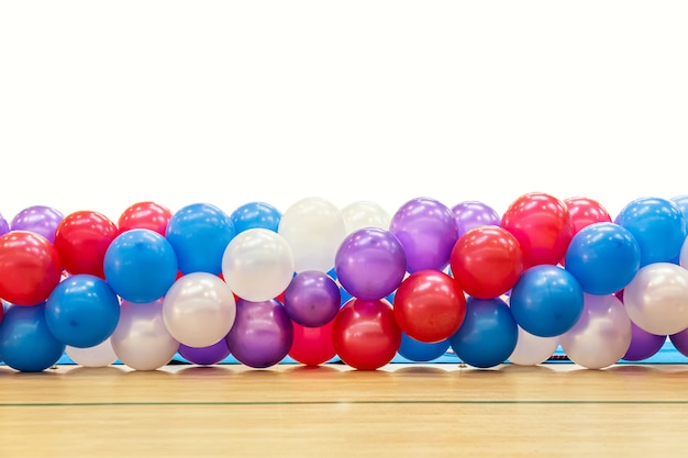 写真 白い背景で隔離の美しい色の結ばれた風船。色とりどりの驚きの子供時代の質感。