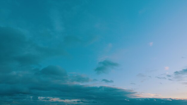 晴れた夏の空に色とりどりの雲 晴れた夕暮れの空