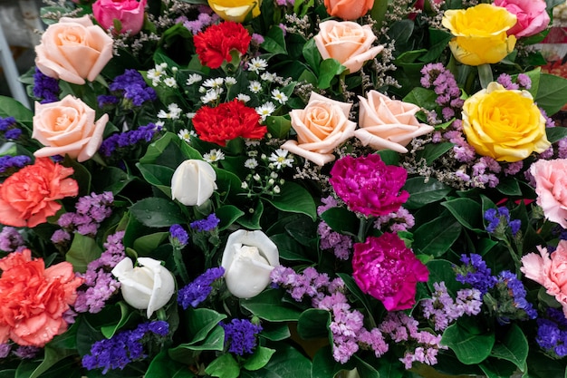 Foto bellissimi fiori colorati nel negozio