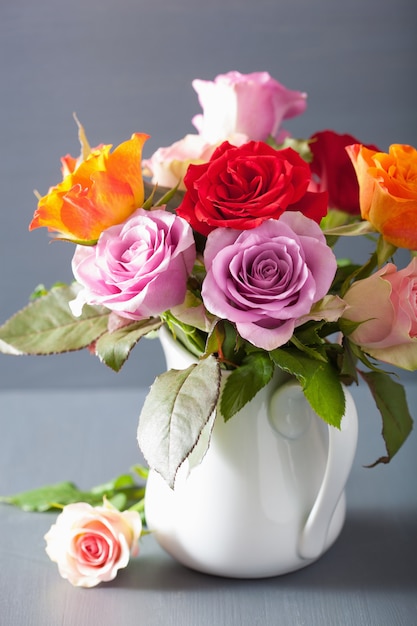 Bello mazzo variopinto dei fiori della rosa in vaso