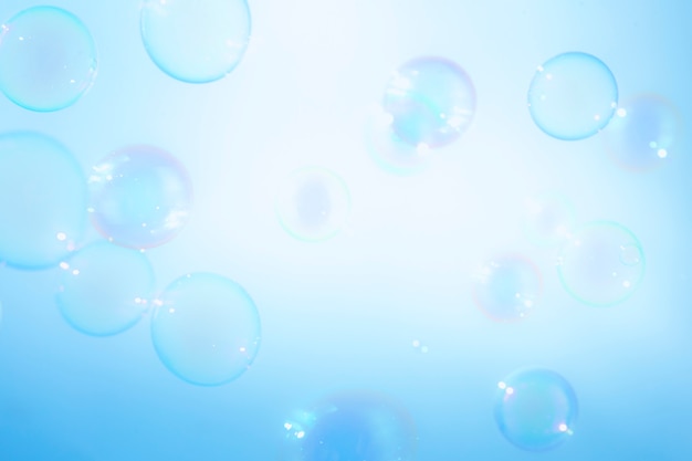Красивый из красочных мыльных пузырей, плавающие в воздухе.