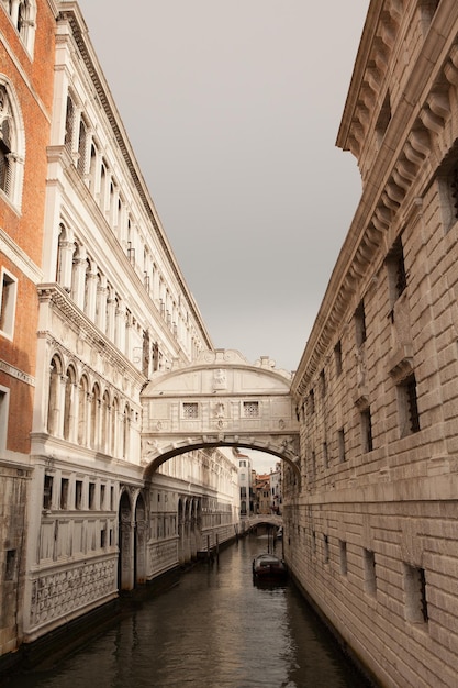 Photo beautiful and colorful street in venice in italy