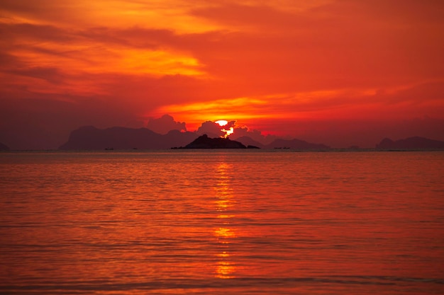 Красивый красочный восход солнца на море с драматические облака и солнце