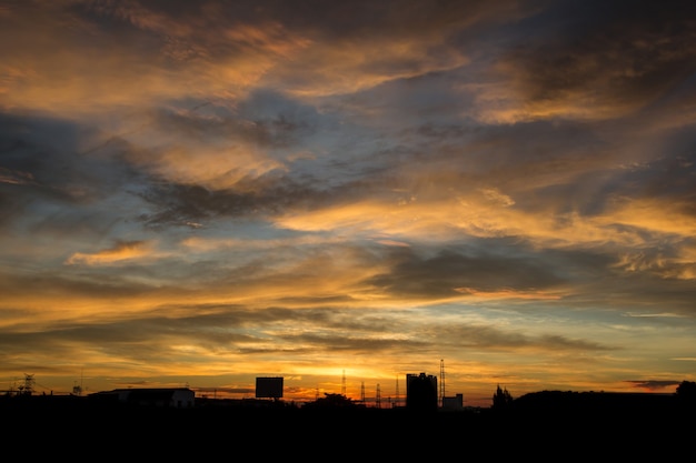 美しくカラフルな夕日。オレンジ色。