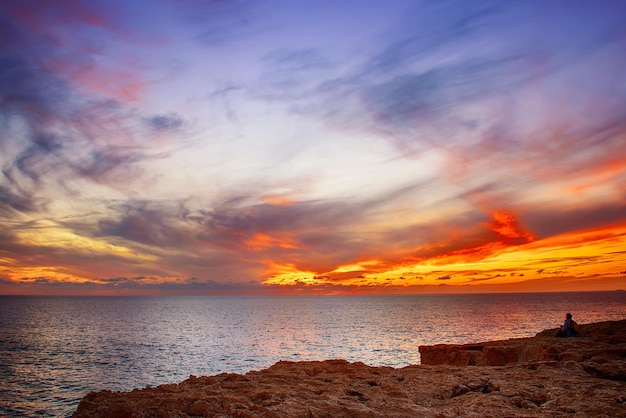 Красивый красочный закат на море с драматическими облаками и сияющим солнцем Мир красоты естественный фон путешествия на открытом воздухе