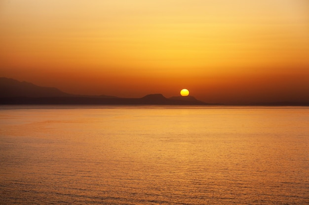 海に沈む美しい色とりどりの夕日