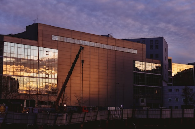 Il bellissimo cielo colorato al tramonto si riflette dall'edificio aziendale ricoperto di vetro