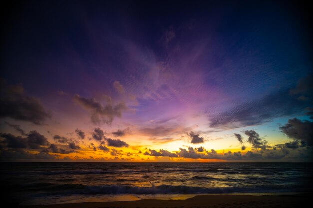 Photo beautiful colorful sunset or sunrise sky over sea with dramatic clouds nature environment background