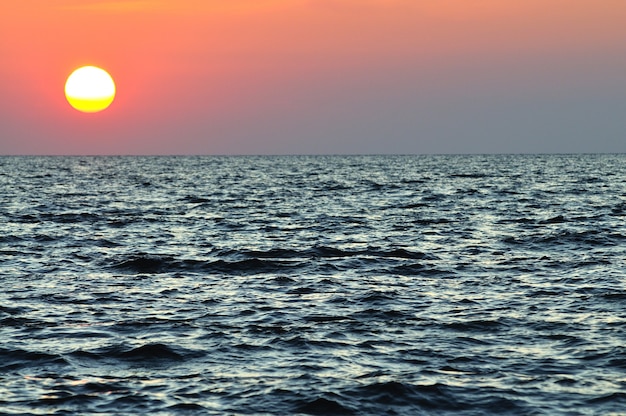 Bellissimo tramonto colorato sulle acque ondulate del mar nero in crimea