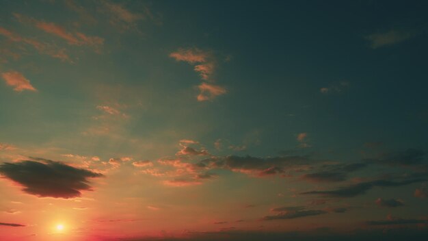Foto bellissimo tramonto colorato con nubi drammatiche e sole splendente crepuscolo al tramonto rosa