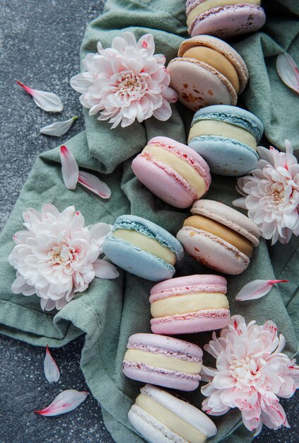 Photo beautiful colorful tasty macaroons on a concrete background