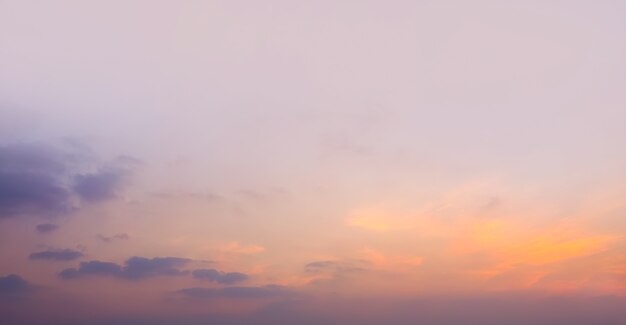 美しい色の夕日の雲空の背景