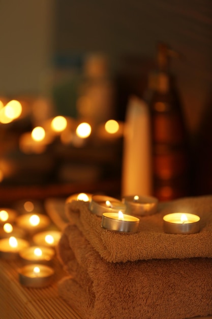 Photo beautiful composition of alight candles in spa salon