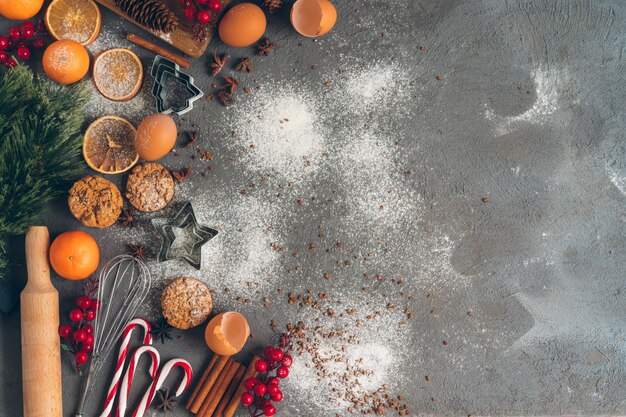 Foto bella composizione di cucina natalizia di dolci tradizionali per le vacanze