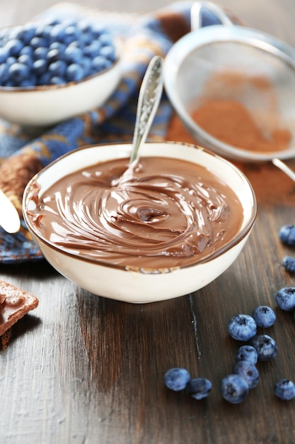チョコレートクリームとブルーベリーの美しいコンポジション