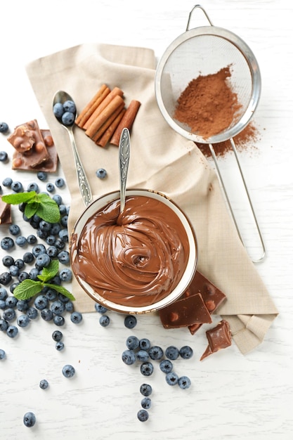 초콜릿 크림과 블루베리가 어우러진 아름다운 구성