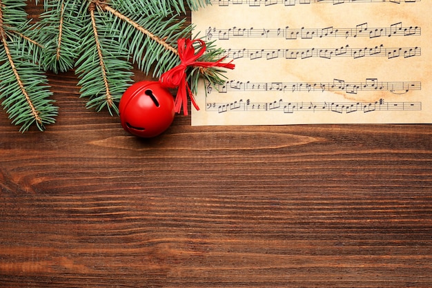 Foto bella composizione con decorazioni e spartiti su fondo in legno. concetto di canzoni di natale